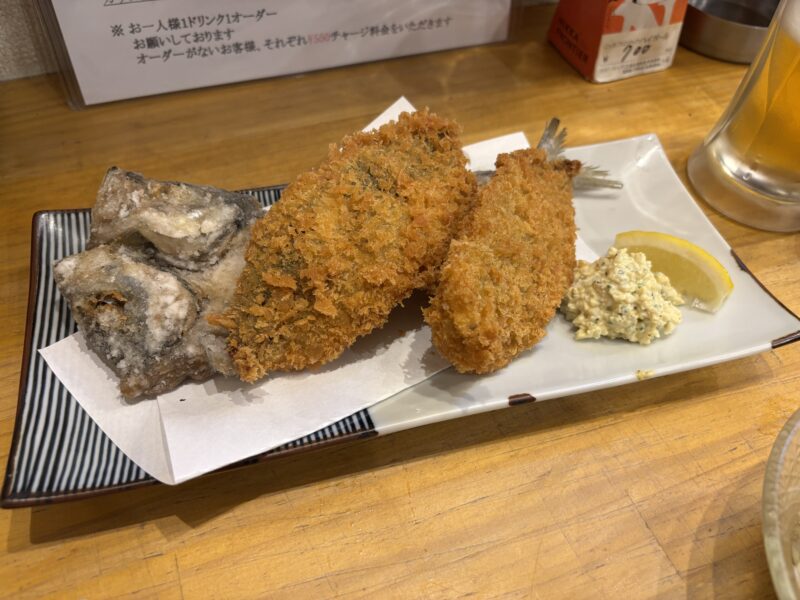 吉祥寺「かどや魚丸」想像していた範囲を大きく越えたフォルムの“名物アジフライ”
