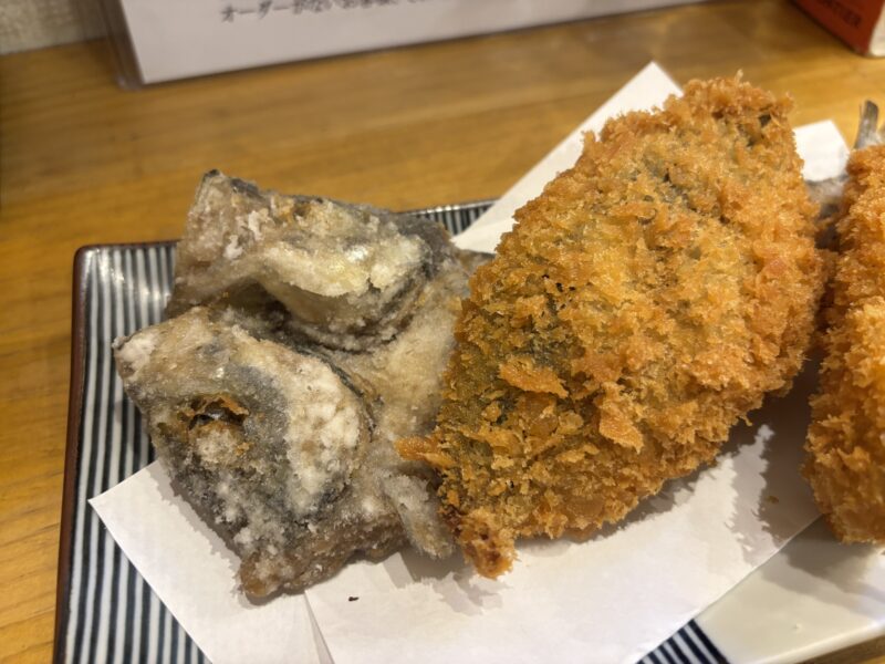 吉祥寺「かどや魚丸」有頭骨せんべいの存在感が半端ない“名物アジフライ”
