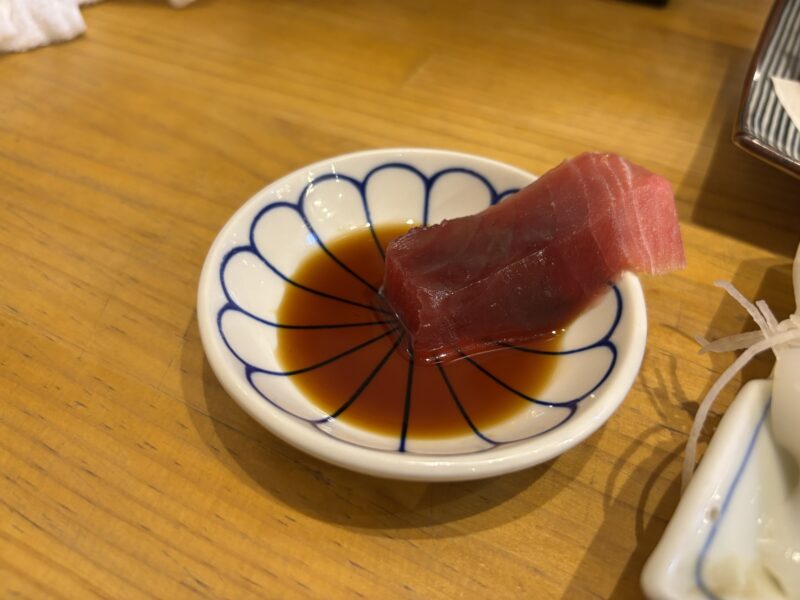 吉祥寺「かどや魚丸」角が立つほどに厚切りの“マグロの刺身”は食べ応え十分