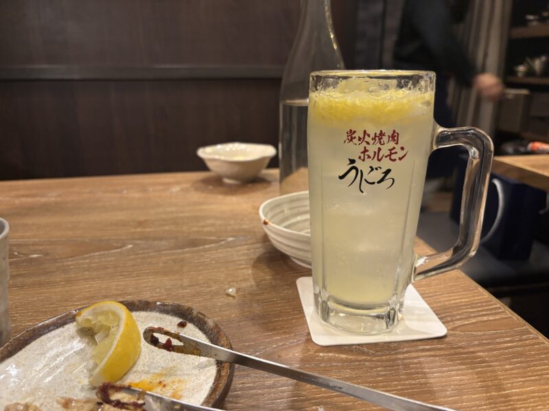 中目黒「炭火焼肉ホルモンうしごろ」口の中をサッパリと洗い流す“生搾りレモンサワー”
