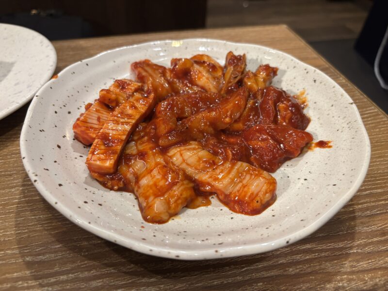 中目黒「炭火焼肉ホルモンうしごろ」様々な部位の複雑な食感が楽しめる“名物ホルモン盛り合わせ”