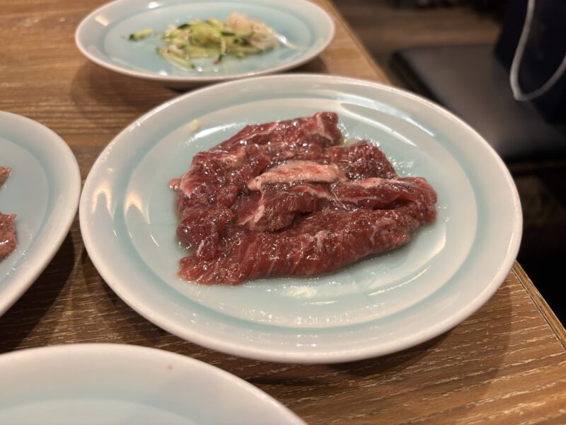 中目黒「炭火焼肉ホルモンうしごろ」噛んだ瞬間に繊維の奥から旨みが出てくる“牛ツラミ”