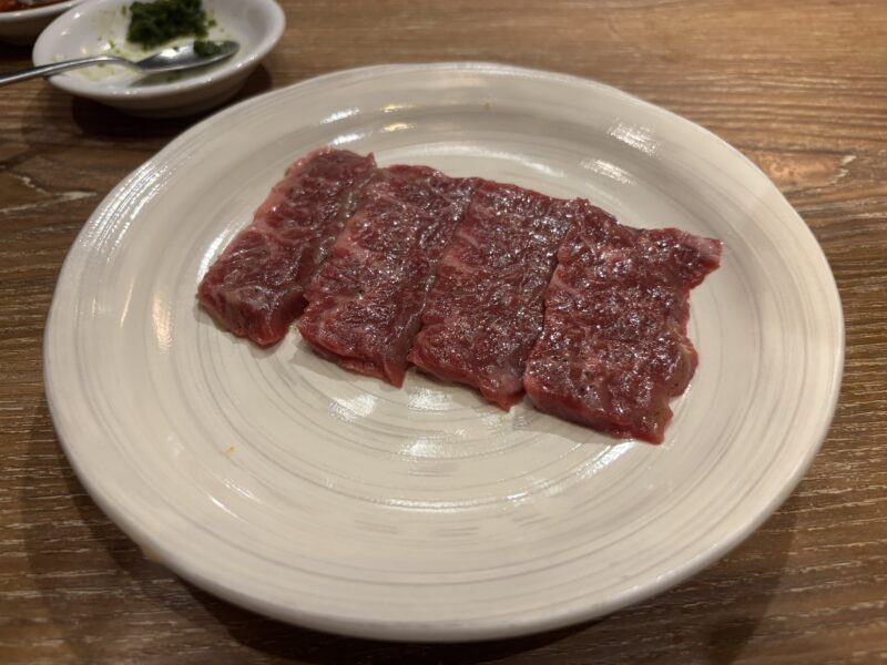 中目黒「炭火焼肉ホルモンうしごろ」濃厚なのに後味が軽く何枚でもいけそうな“牛ハラミ”