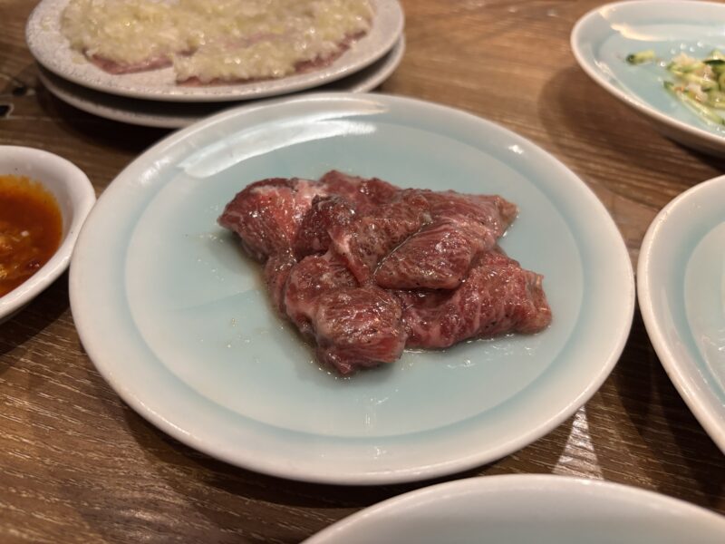 中目黒「炭火焼肉ホルモンうしごろ」口に入れると脂の甘みが先に来る“牛コメカミ”