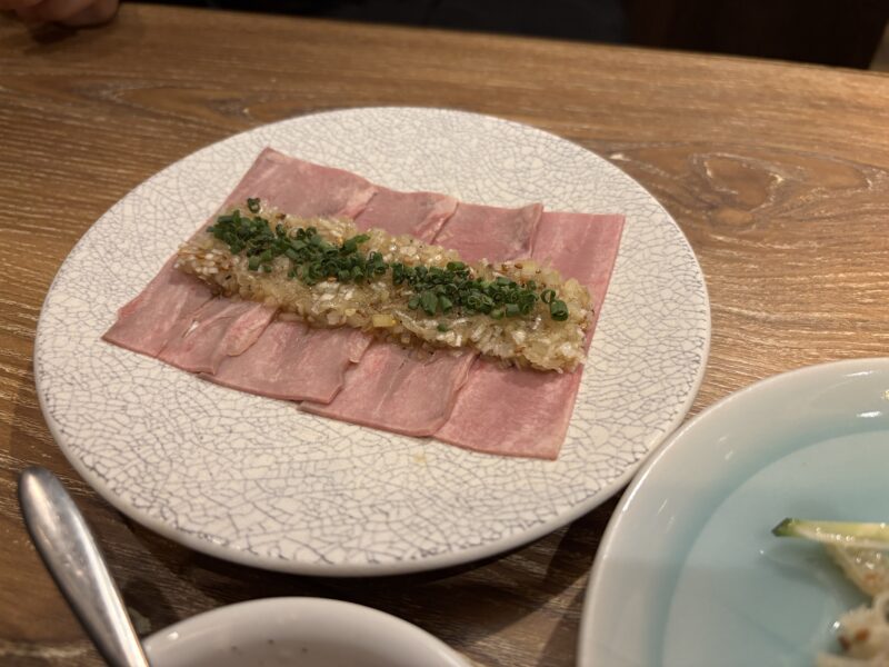中目黒「炭火焼肉ホルモンうしごろ」たっぷりの刻みネギを巻きながら食べる“タン刺し”