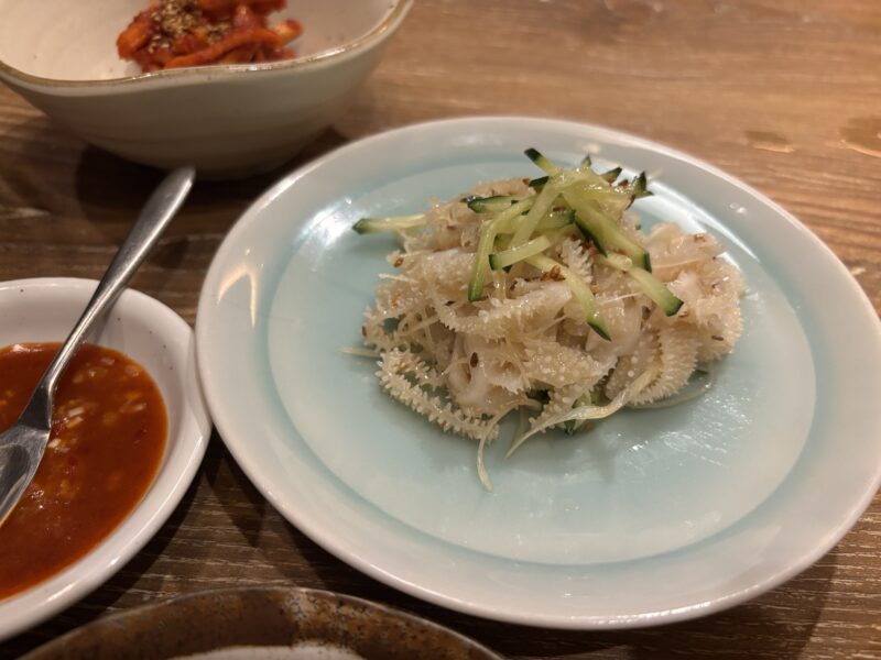 中目黒「炭火焼肉ホルモンうしごろ」辛タレを付けなくても十分に味が成立している“センマイ刺し”