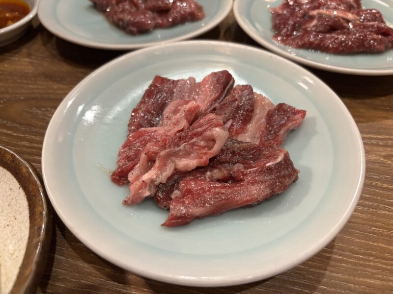 中目黒「炭火焼肉ホルモンうしごろ」噛むたびに旨みが滲み続ける“牛テール”