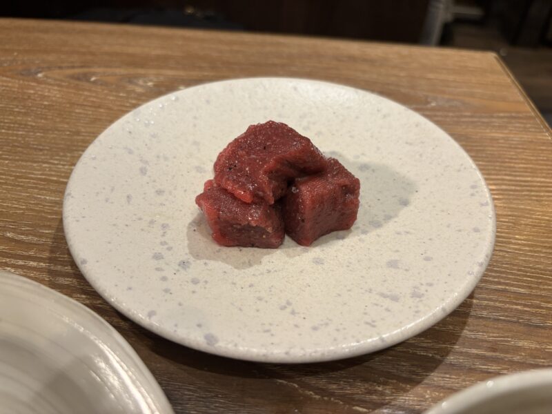 中目黒「炭火焼肉ホルモンうしごろ」赤身肉の旨みにニンニク醤油の風味が絶妙に重なる“牛赤身”
