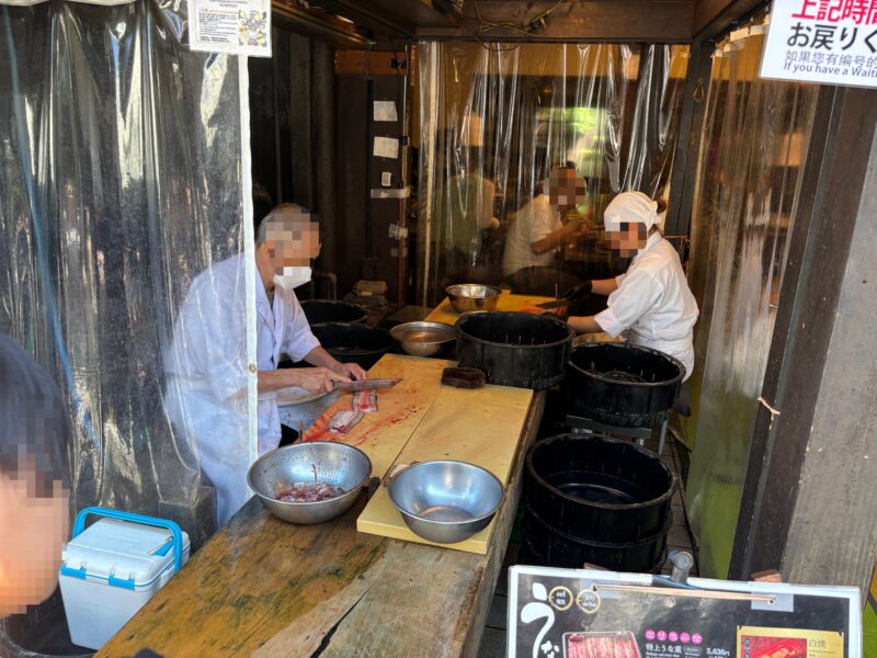 成田山新勝寺「川豊」店頭で鰻を捌くライブ感を味わうのも一興