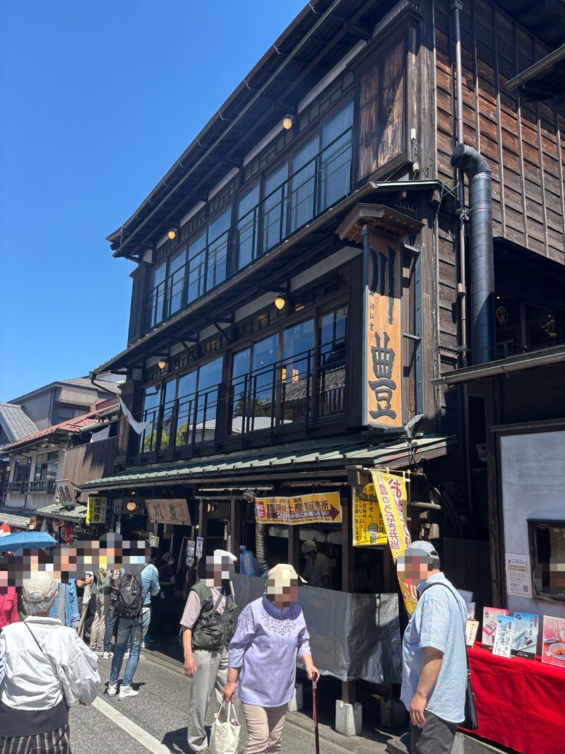 成田山新勝寺「川豊」創業明治43年の成田山表参道で煙を立ち上らせ続ける成田老舗うなぎ店。