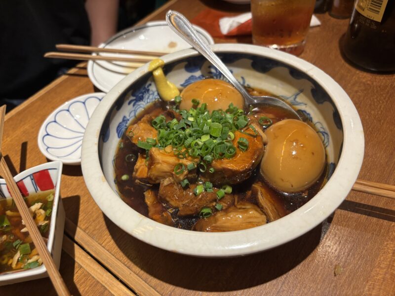 三軒茶屋「赤星」口へ入れると脂の甘みが舌の裏側へ広がる“豚の角煮 玉子付”