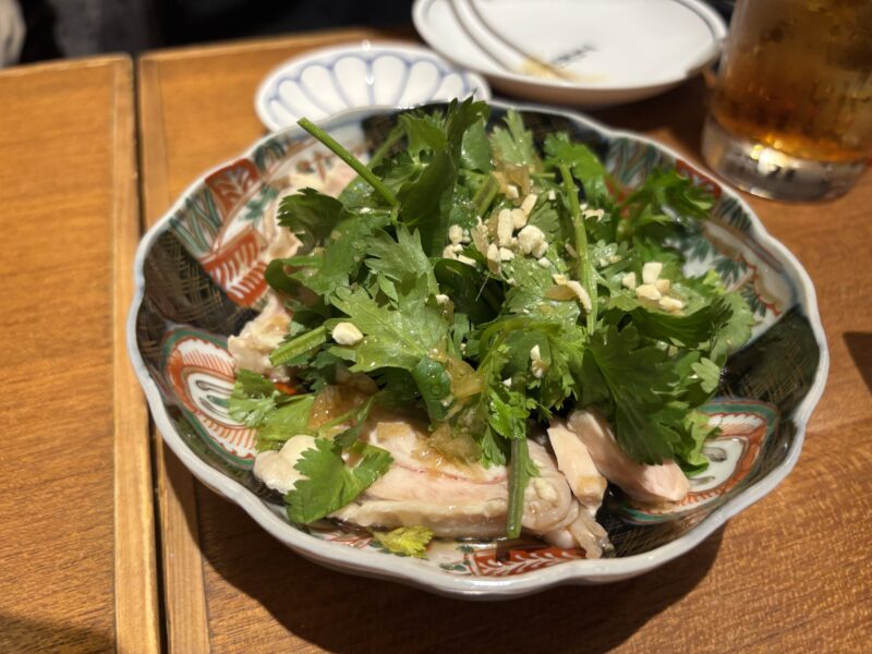 三軒茶屋「赤星」よだれ鶏系の甘辛ダレと青い香草感が印象的な“パク鶏ー”