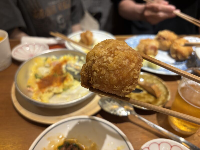 三軒茶屋「赤星」衣はサクサクというより軽く砕ける感覚が特徴的な“鶏の唐揚げ”