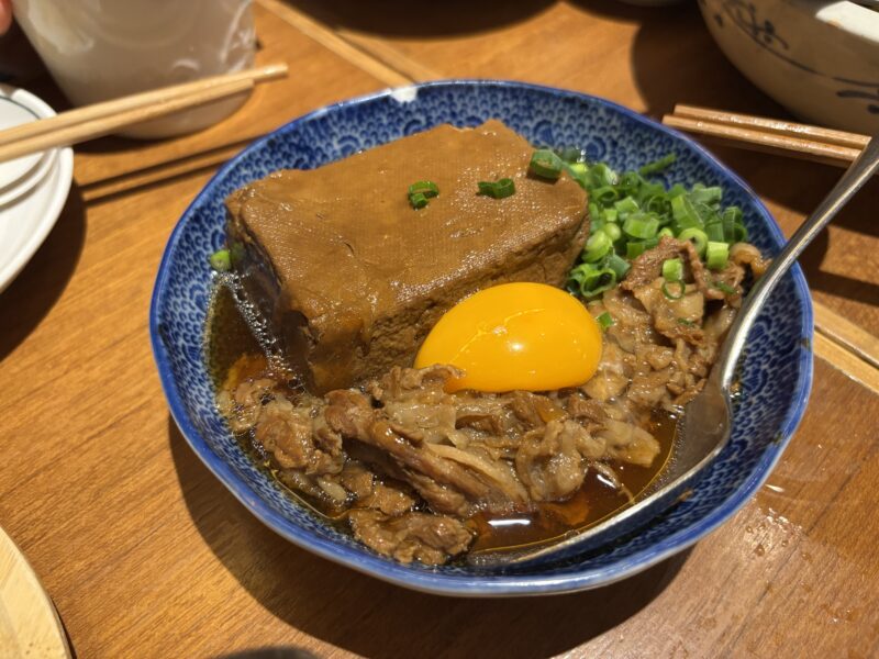 三軒茶屋「赤星」黒く濃い煮汁の中央に卵黄の黄色が妙に鮮やかだった“肉豆腐”