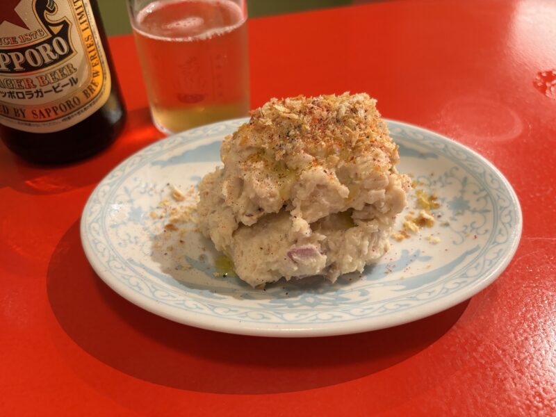 下北沢「ニューかかん」口に入れると燻製されたツナの香りがふわりと広がる“ポテトサラダ”