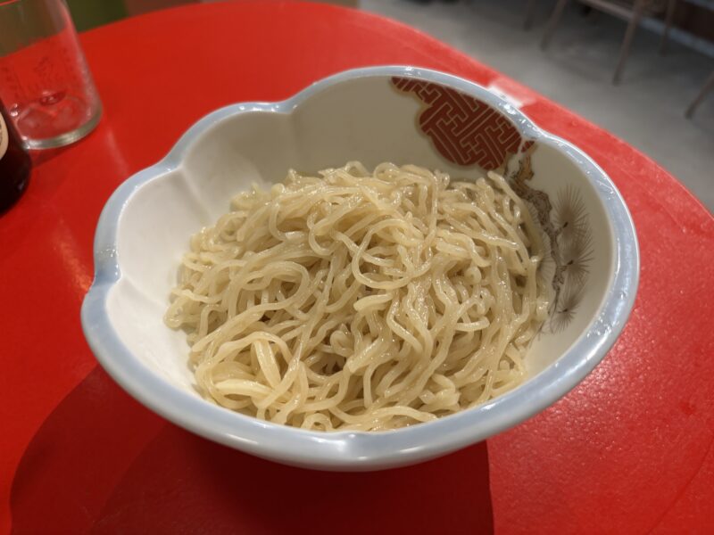 下北沢「ニューかかん」熱盛で提供される〆の邦栄堂中華麺