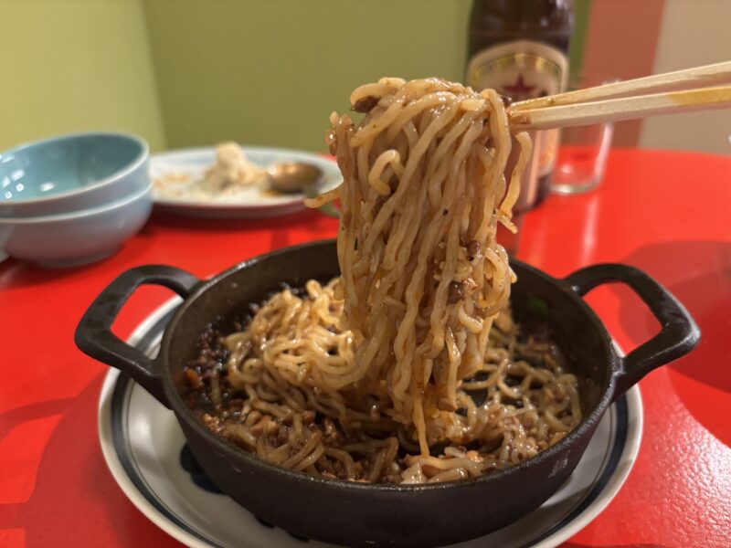 下北沢「ニューかかん」濃厚な味わいの麻婆豆腐を1滴残さずさらう“〆中華麺”