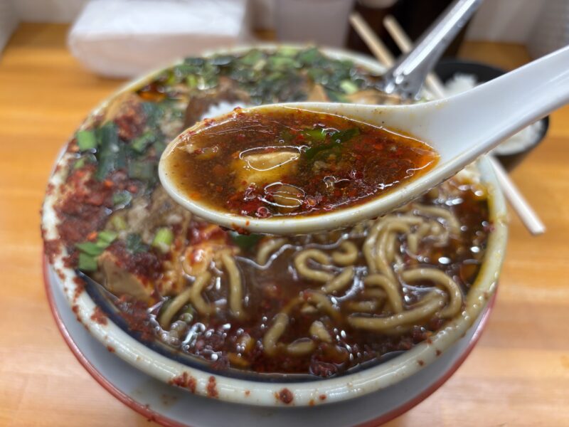 護国寺「らーめん護什番」麻婆餡とスープが完全に一体化した濃厚な味わい