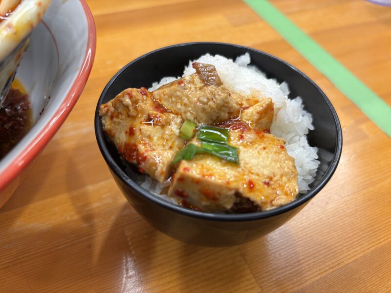 護国寺「らーめん護什番」旨辛餡をライスの上に乗せて完成する”即席麻婆丼”