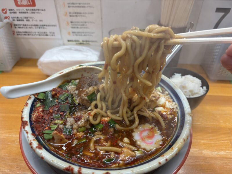 護国寺「らーめん護什番」麺は中太麺。餡の重さに負けない存在感