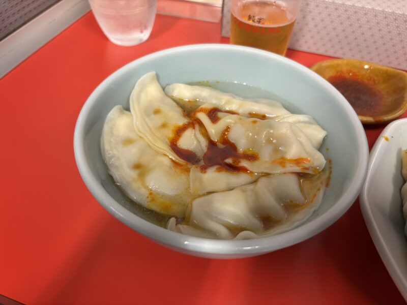 栃木「宇都宮みんみん本店」酢と醤油を加えラー油をたっぷり垂らす”水餃子”おすすめの食べ方