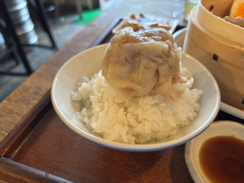 西荻窪「シュウマイルンバ」噛むたびに肉汁が口の中いっぱいに広がる“肉焼売”