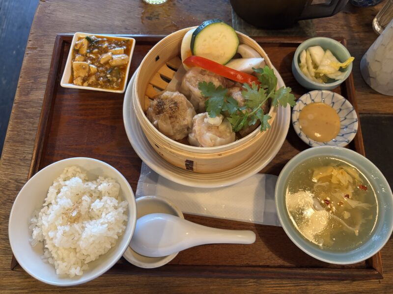 西荻窪「シュウマイルンバ」一番人気の“焼売定食”は嬉しい“ミニ麻婆豆腐”付き