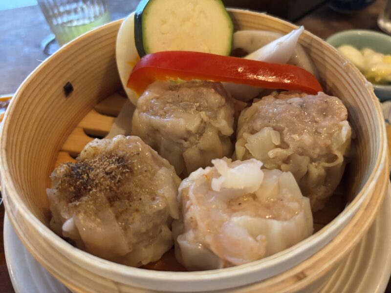 西荻窪「シュウマイルンバ」左下“山椒焼売”右下“海老焼売”上2個“肉焼売”