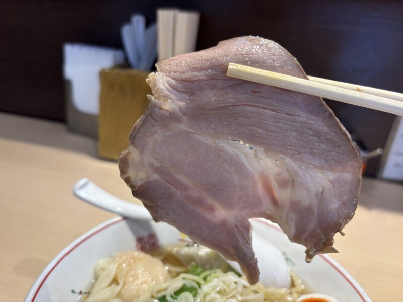 王子「キング製麺」大ぶりで存在感のある仕上がりのチャーシューは優しい味わい