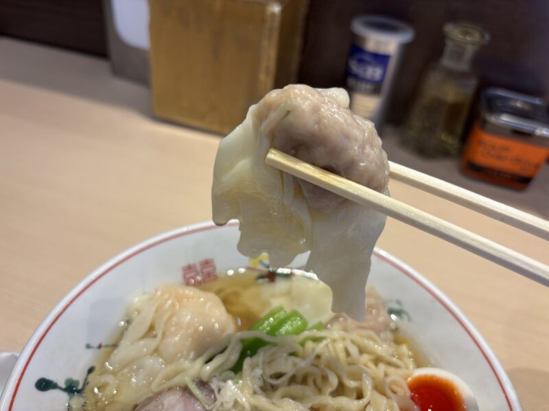 王子「キング製麺」もちっとした皮の食感と手包ワンタンならではの食べ応えある”肉ワンタン”
