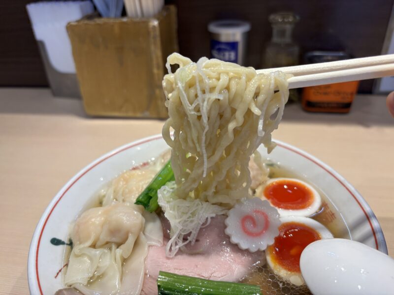 王子「キング製麺」自家製麺の中細〜中太ほどの平打ち縮れ麺