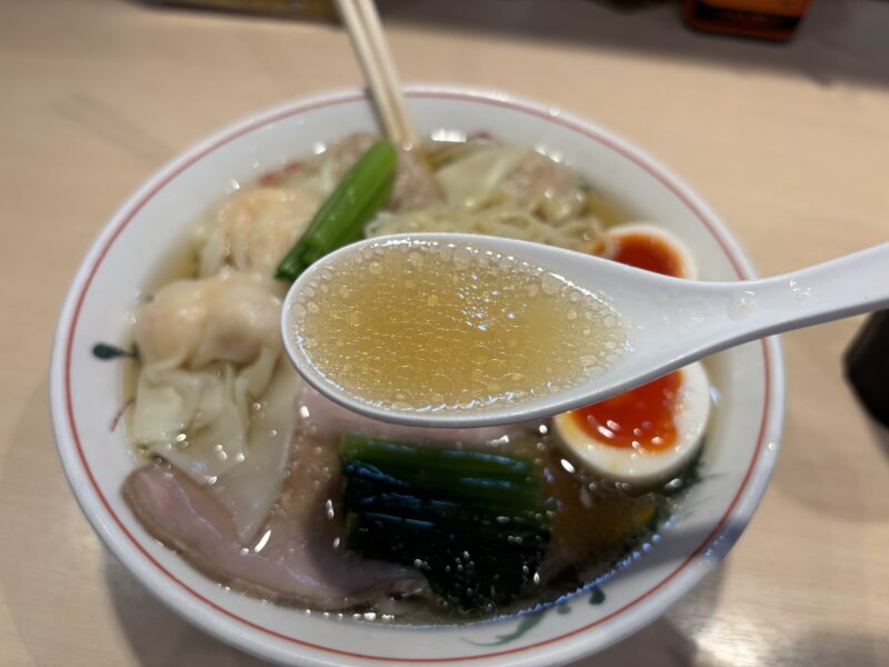 王子「キング製麺」塩味よりも先に広がる出汁の存在感が特徴的なスープ