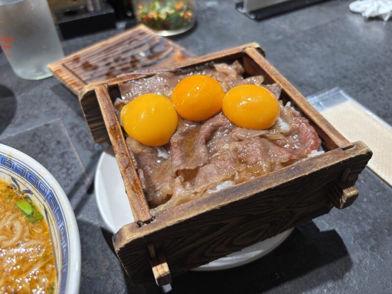 新宿「駄目な隣人」卵黄を3個乗せた破壊力抜群の“黒毛和牛せいろご飯”