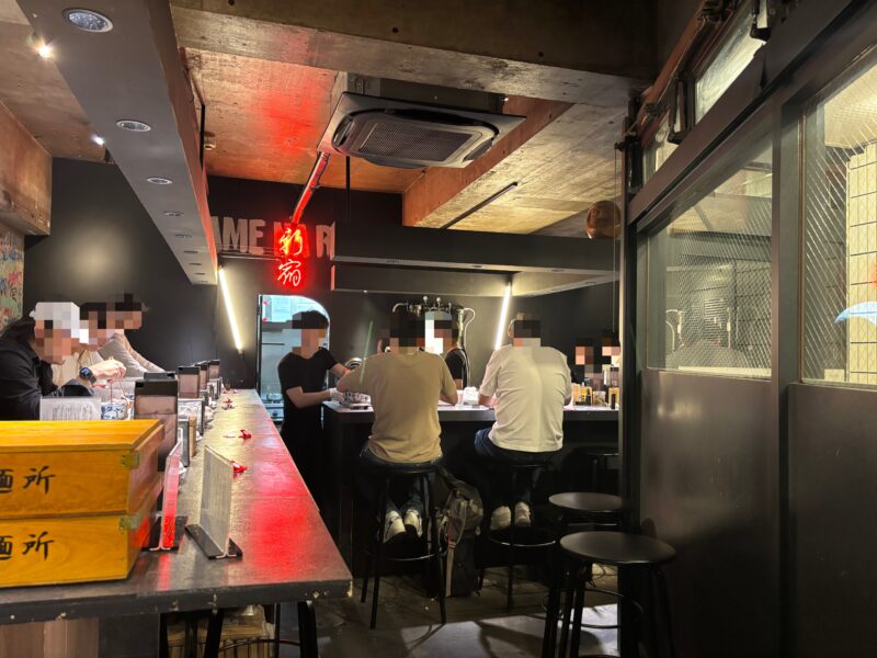 新宿「駄目な隣人」BARの居抜きのよな雰囲気が残る店内