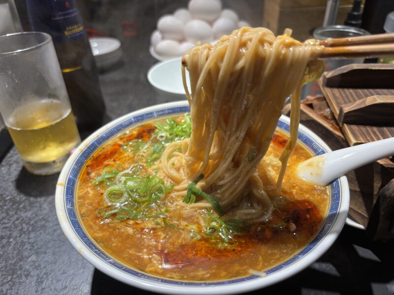 新宿「駄目な隣人」熱々のスープの中でも存在感を失わない“ストレート麺”