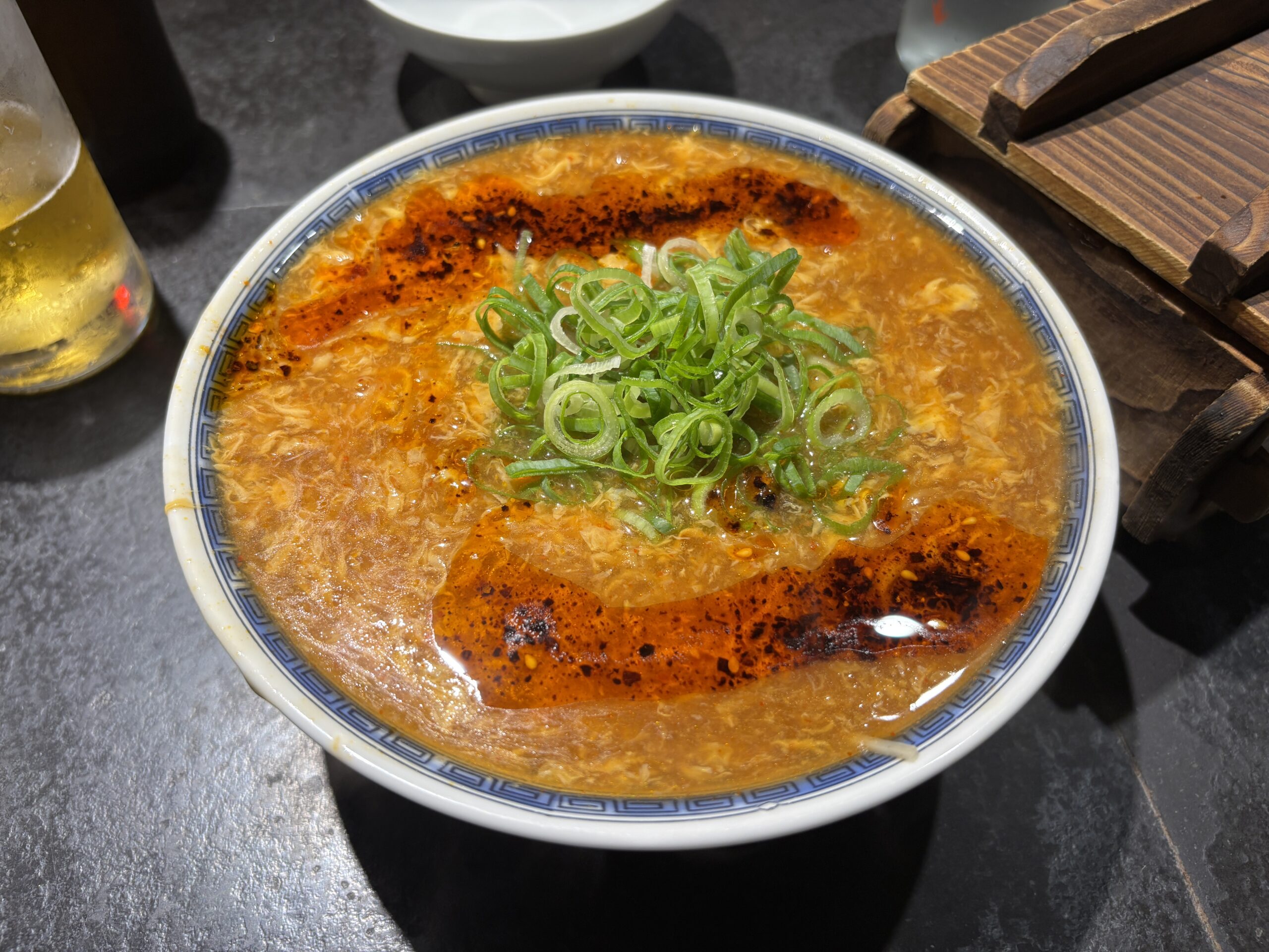 新宿「駄目な隣人」鮮やかなラー油が浮かび王道の見た目“酸辣湯麺”