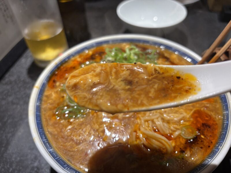 新宿「駄目な隣人」酸味、辛味、旨味がきれいにまとまった“酸辣スープ”