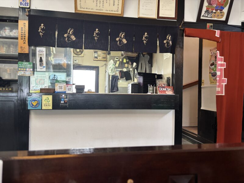静岡・浜松「あおいや」どこか趣のある落ち着いた空間が広がる店内