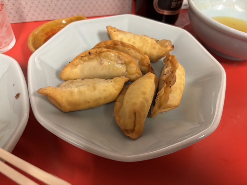 栃木「宇都宮みんみん本店」栃木「宇都宮みんみん本店」揚油で黄金色になった皮から香ばしい香りが漂う”揚げ餃子”