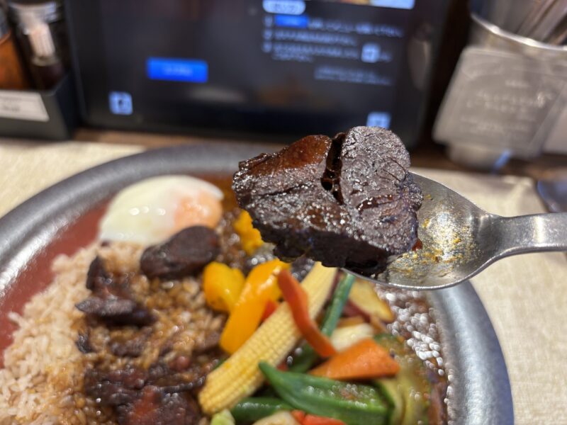 西荻窪「フレンチカレーSPOON」圧倒的に印象に残るほど柔らかい“トロ肉”