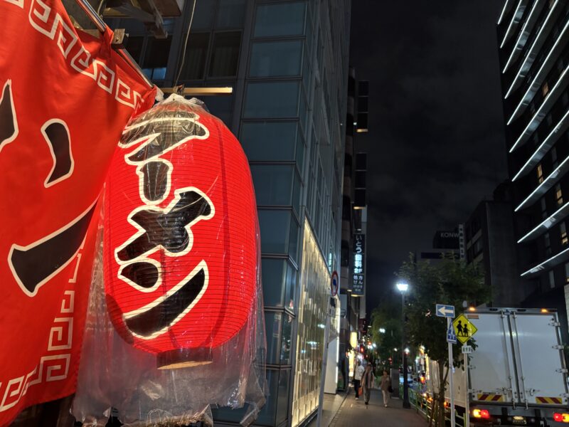 銀座「長浜屋台やまちゃん」赤提灯が目印の〆ラーメンにぴったりの店