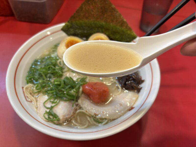 銀座「長浜屋台やまちゃん」幅広い人が食べやすいよう整えられた豚骨スープ