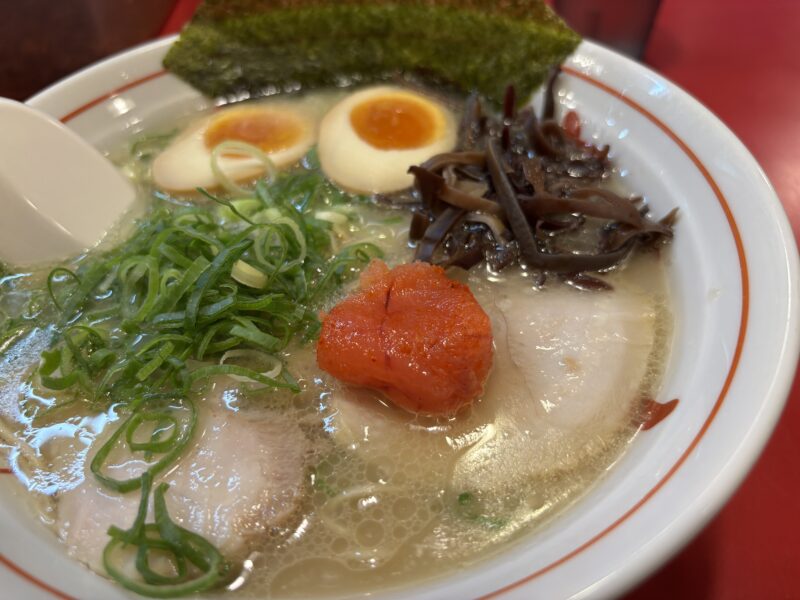銀座「長浜屋台やまちゃん」丼のほぼ中央に盛り付けられた辛子明太子が特徴的な“博多盛”