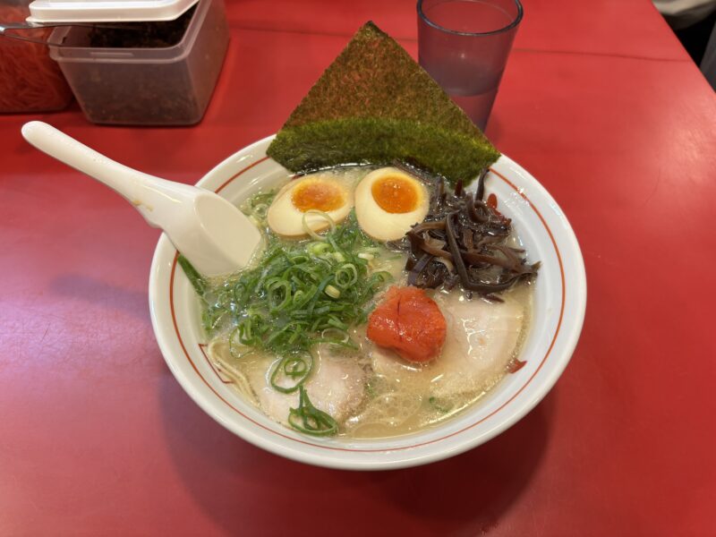 銀座「長浜屋台やまちゃん」トッピングが豪華な一番人気の“長浜ラーメン（博多盛）”