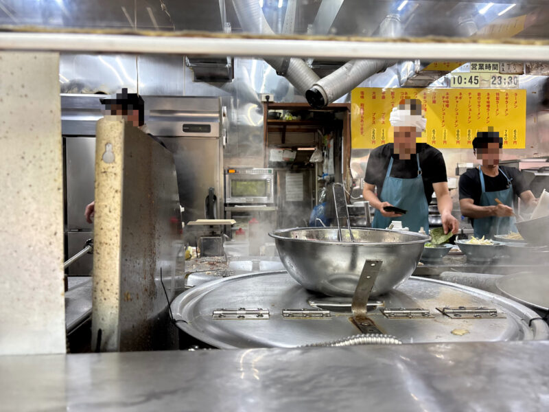 牛久「ラーメンショップ牛久結束店」4名の店員さんが手際良く動き続ける店内