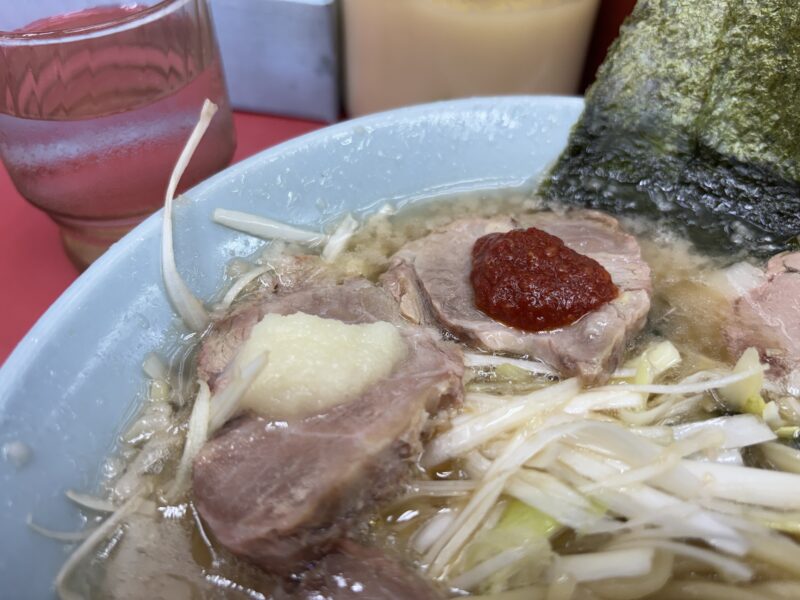 牛久「ラーメンショップ牛久結束店」ラーメンにはおろしニンニクと豆板醤をトッピングするのがオススメ