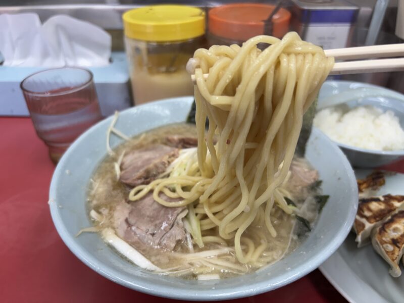 牛久「ラーメンショップ牛久結束店」スープの味に負けない中太麺を選ぶのがオススメ