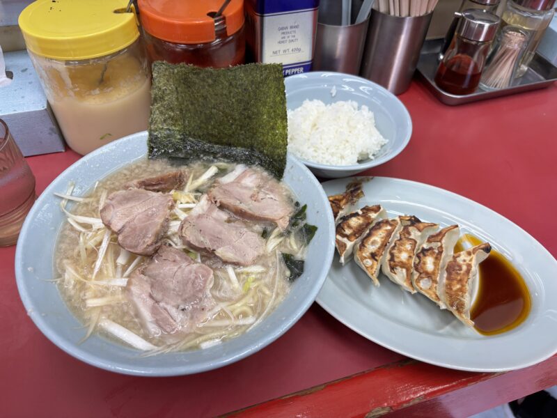 牛久「ラーメンショップ牛久結束店」ネギチャーシューメンと餃子と半ライスを注文