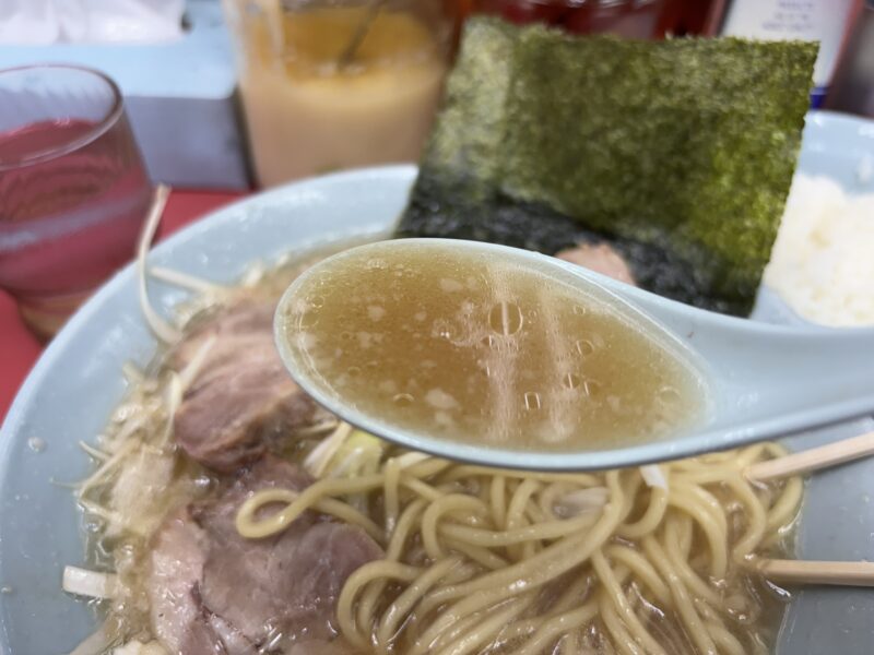 牛久「ラーメンショップ牛久結束店」豚骨の旨味を醤油ダレが支える味に厚みのあるスープ