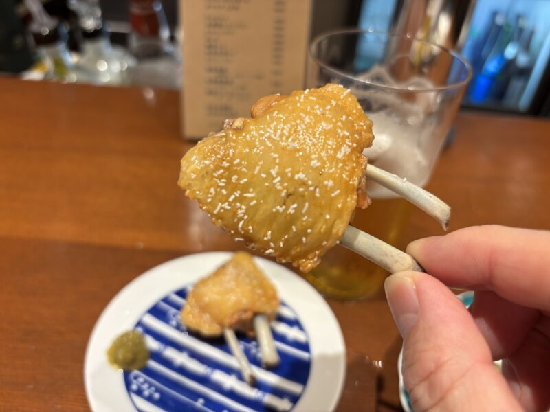 十条「大西酒店」一般的な唐揚げとは一線を画す素揚げに近いフォルムが特徴的な“鶏のカラアゲ”